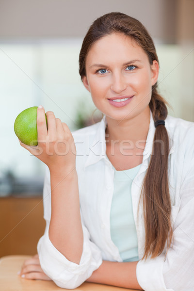 Retrato mujer manzana cocina casa sonrisa Foto stock © wavebreak_media