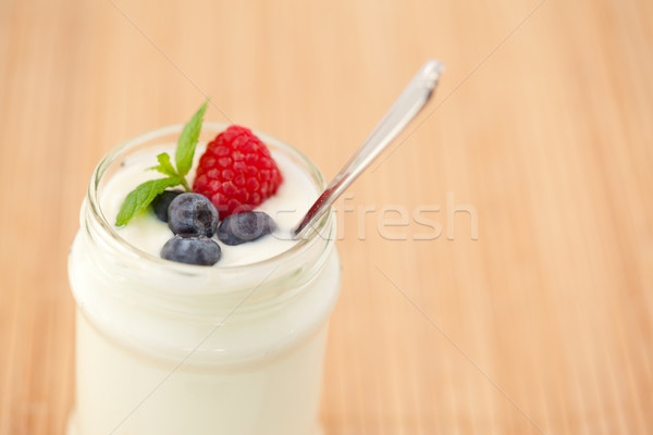 Foto stock: Olla · yogurt · hojas · rojo · bayas