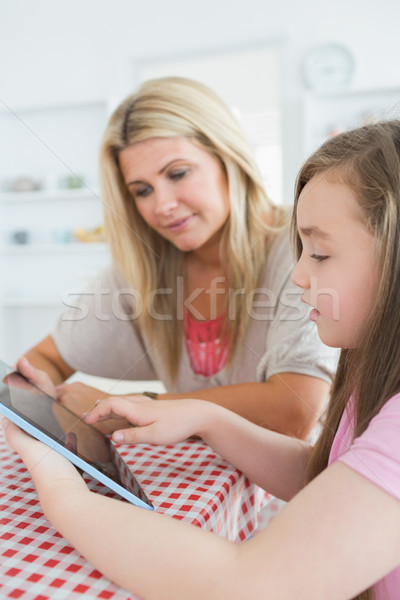 商業照片: 母親 · 女孩 · 坐在 · 廚房