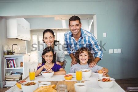 Stockfoto: Familie · glimlachend · camera · ontbijt · keuken · vrouw