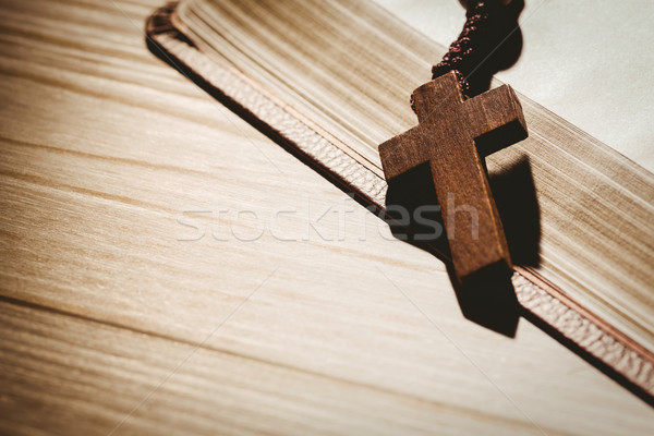 Otwarte Biblii różaniec sieczka drewniany stół Zdjęcia stock © wavebreak_media