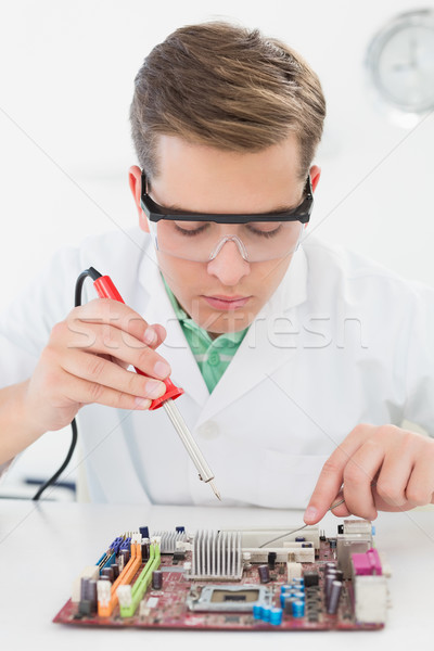 Technicien travail brisé cpu à souder fer [[stock_photo]] © wavebreak_media