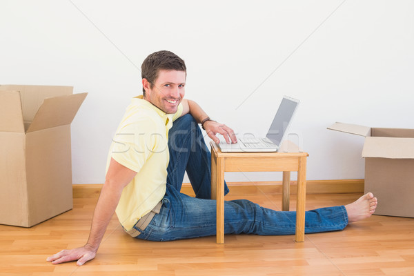 隨便 男子 坐在 地板 使用筆記本電腦 茶几 商業照片 © wavebreak_media