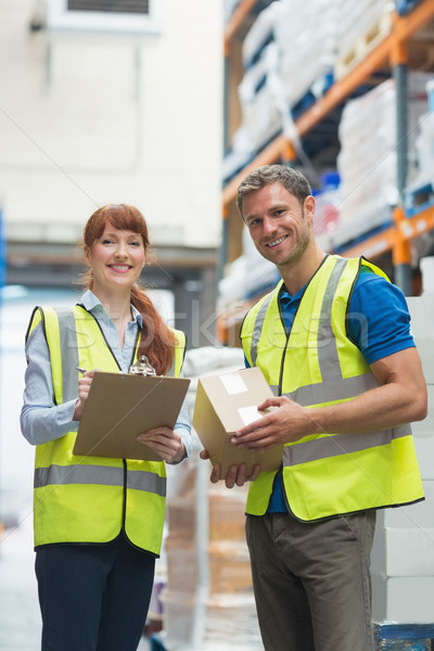 Souriant entrepôt gestionnaire boîte industrie [[stock_photo]] © wavebreak_media