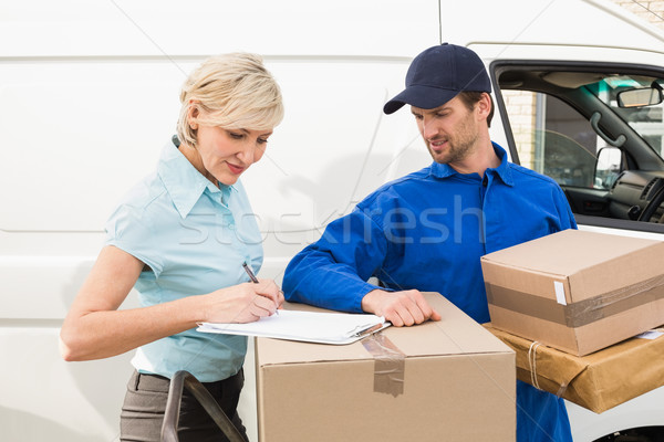 Heureux client à l'extérieur entrepôt femme [[stock_photo]] © wavebreak_media