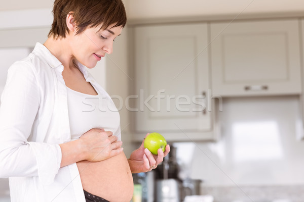 Stock fotó: Terhes · nő · tart · alma · otthon · konyha · terhes