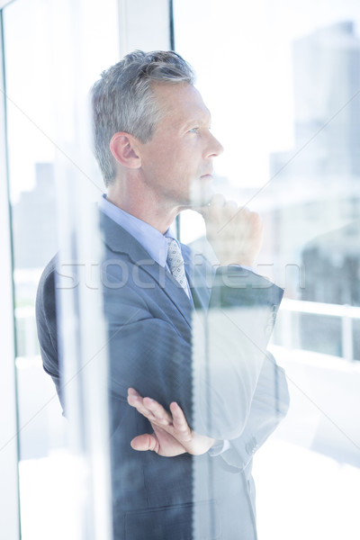 Denken zakenman kantoor naar venster pak Stockfoto © wavebreak_media