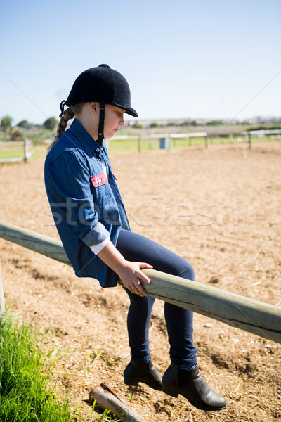 Lány ül fából készült kerítés ranch figyelmes Stock fotó © wavebreak_media