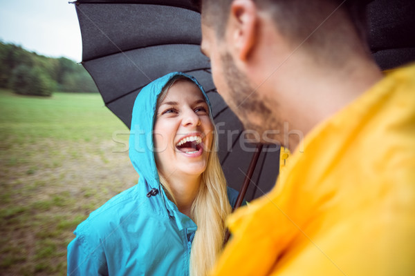 Fericit cuplu excursie pe jos umbrelă om Imagine de stoc © wavebreak_media