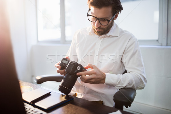 Geschäftsmann schauen Fotos Kamera Büro Mann Stock foto © wavebreak_media