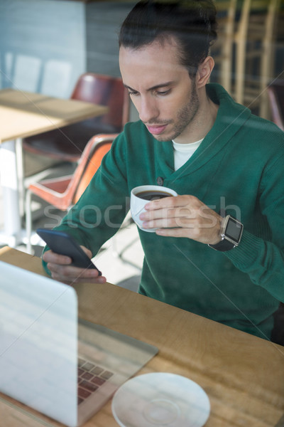 [[stock_photo]]: Homme · téléphone · portable · tasse · café · cafétéria · ordinateur