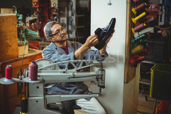 Megvizsgál cipő műhely üzlet ipar munkás Stock fotó © wavebreak_media