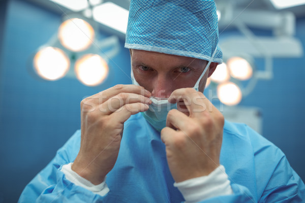 Portret masculin chirurg masca chirurgicala operatie Imagine de stoc © wavebreak_media