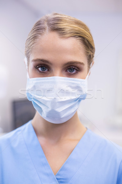 Portret femeie asistentă masca chirurgicala femeie Imagine de stoc © wavebreak_media