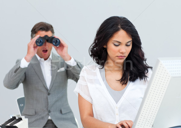 Stockfoto: Charismatische · zakenman · naar · collega's · computer · verrekijker