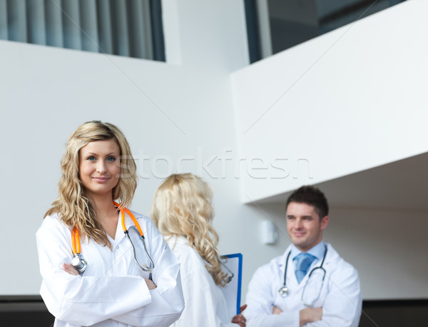 Tre medici ospedale guardando fotocamera donna Foto d'archivio © wavebreak_media