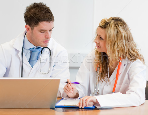 Zwei Ärzte Internet Frauen medizinischen Stock foto © wavebreak_media