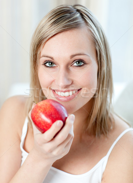 Stockfoto: Glimlachende · vrouw · eten · appel · home · vrouw · voedsel