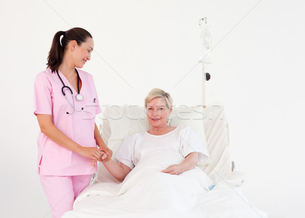 Tineri atractiv asistentă vârstnici nice pacient Imagine de stoc © wavebreak_media