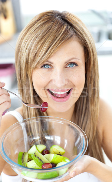 Vesel femeie mananca salata de fructe zâmbitor aparat foto Imagine de stoc © wavebreak_media
