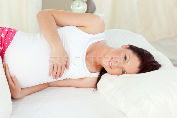 Brillante mujer embarazada tocar vientre dormitorio casa Foto stock © wavebreak_media
