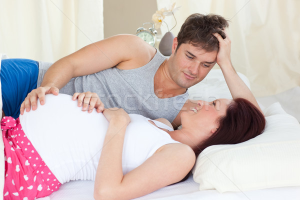 Foto stock: Encantado · caucasiano · mulher · grávida · cama · marido · quarto