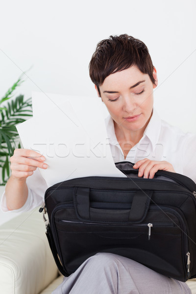 Brunette zakenvrouw papieren zak wachtkamer vrouw Stockfoto © wavebreak_media