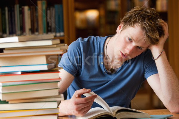 Obosit om carte bibliotecă muncă păr Imagine de stoc © wavebreak_media