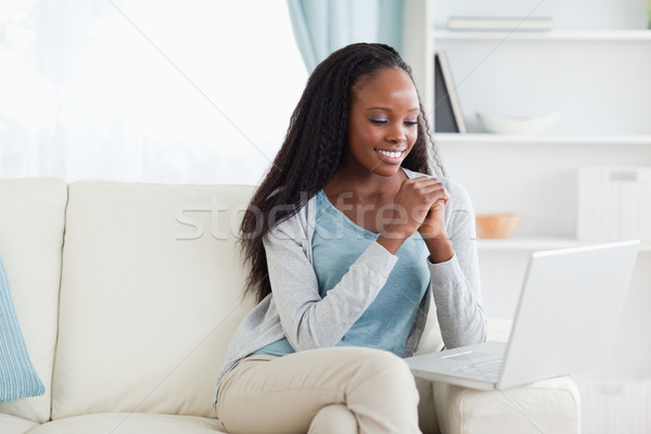 Mujer sonriente sofá mirando pantalla del ordenador casa portátil Foto stock © wavebreak_media