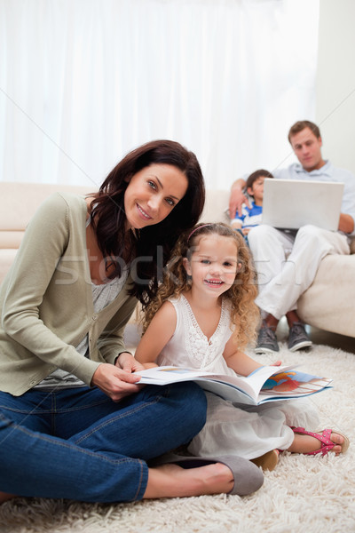 Madre figlia lettura libro insieme soggiorno Foto d'archivio © wavebreak_media
