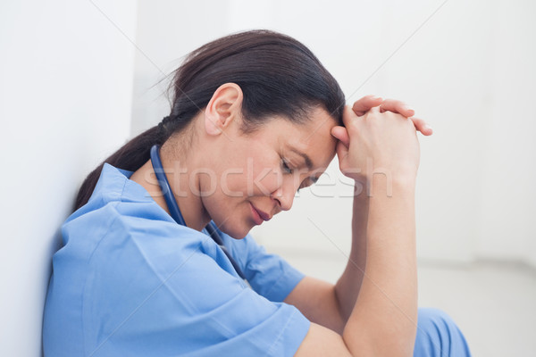 Verärgert Krankenschwester Sitzung Stock Krankenhaus Frau Stock foto © wavebreak_media