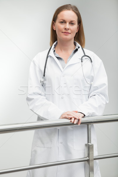 Vrouwelijke arts permanente ziekenhuis gang Stockfoto © wavebreak_media