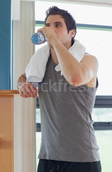 Człowiek pitnej woda butelkowana siłowni wody sportu Zdjęcia stock © wavebreak_media