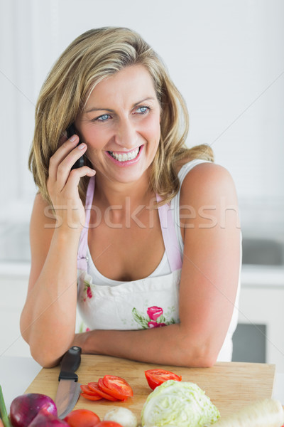 Mosolygó nő elvesz hívás fehér zöldségek konyha Stock fotó © wavebreak_media