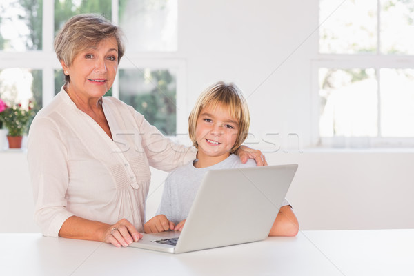Bunicuta copil uita aparat foto laptop bucătărie Imagine de stoc © wavebreak_media