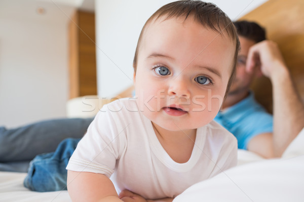 Portret nevinovat copil băiat tată pat Imagine de stoc © wavebreak_media