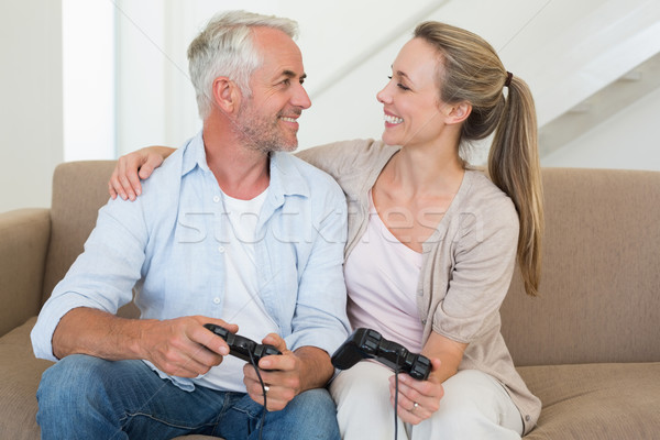 Gelukkig paar bank spelen video games Stockfoto © wavebreak_media