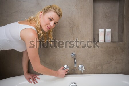 довольно блондинка работает ванны улыбаясь камеры Сток-фото © wavebreak_media