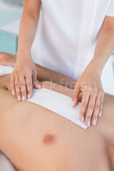 Piękna terapeuta woskowanie piersi Zdjęcia stock © wavebreak_media