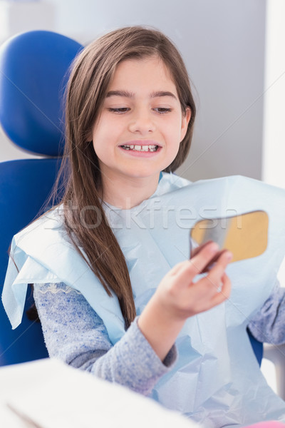 Tineri pacient uita oglindă dentar clinică Imagine de stoc © wavebreak_media