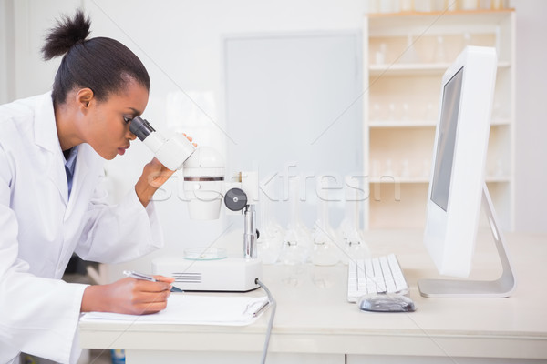 Zdjęcia stock: Zagęszczony · naukowiec · patrząc · mikroskopem · laboratorium · medycznych