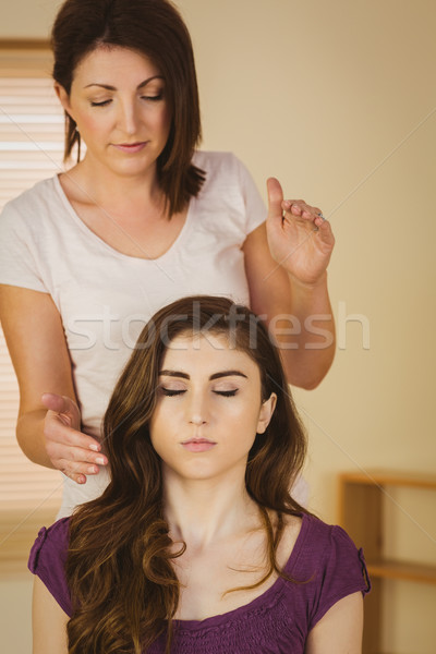 Mulher jovem reiki tratamento terapia quarto mulher Foto stock © wavebreak_media