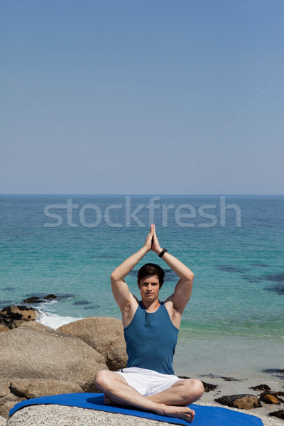 Foto d'archivio: Uomo · yoga · rock · costa · cielo