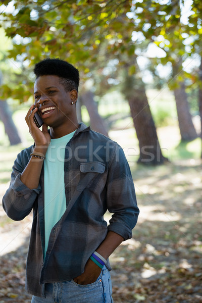 Człowiek mówić telefonu komórkowego parku młody człowiek sztuki Zdjęcia stock © wavebreak_media