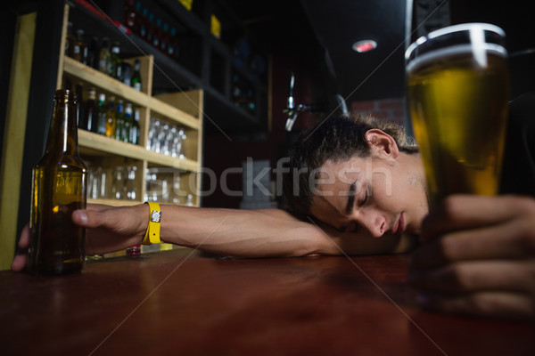 Man slapen bar counter dronken restaurant Stockfoto © wavebreak_media