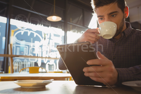 Stockfoto: Man · drinken · koffie · tablet · cafe · jonge · man