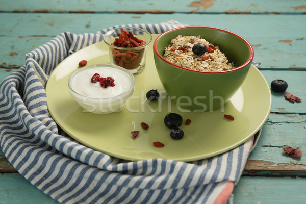 Foto stock: Placa · cereales · para · el · desayuno · frutas · yogurt · mesa · de · madera · primer · plano