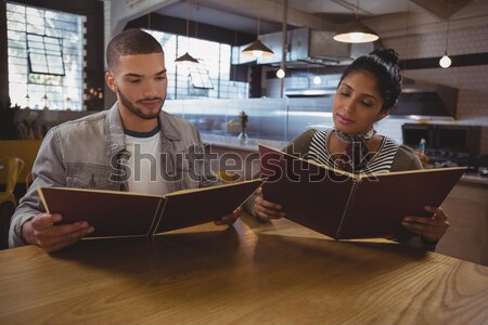 Mann Senior Kellnerin schauen Kamera bar Stock foto © wavebreak_media