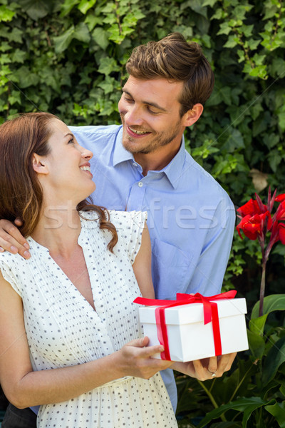 романтические человека подарок женщину улыбаясь Сток-фото © wavebreak_media