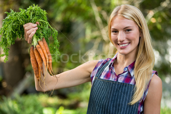Portret frumos gradinar morcovi grădină femeie Imagine de stoc © wavebreak_media
